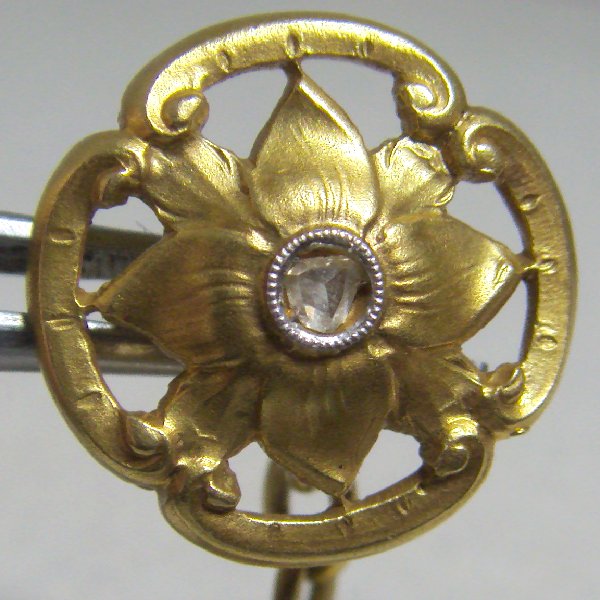 (c1304)Gemelos de oro con diseo floral.